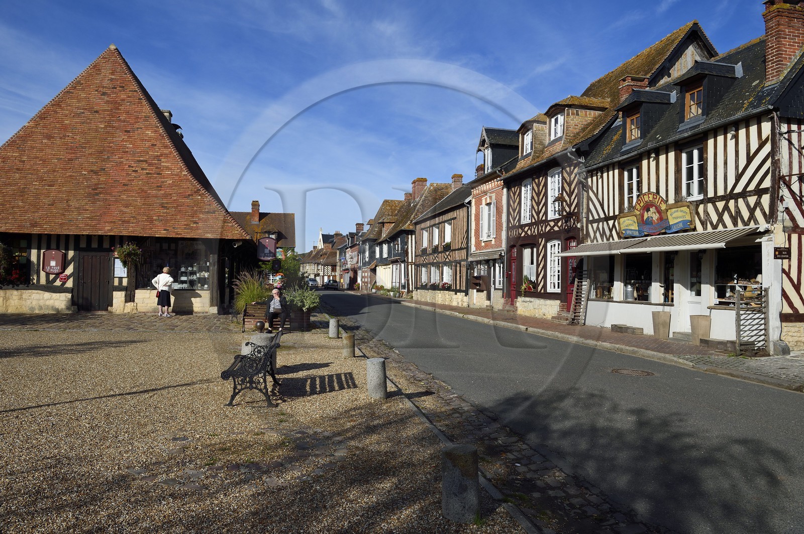 France, Calvados (14), Pays d' Auge, Beuvron-en-Auge, labellisé Les Plus Beaux Villages de France, maisons à pans de bois dans la rue principale