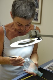 France, Isère (38), Vienne, Centre de restauration et d'étude archéologique municipal (CREAM), atelier de conservation-restauration d'objets archéologiques en métal, verre, céramique ainsi que de moulage et de conservation préventive, cruche en verre romaine probablement du Ier siècle