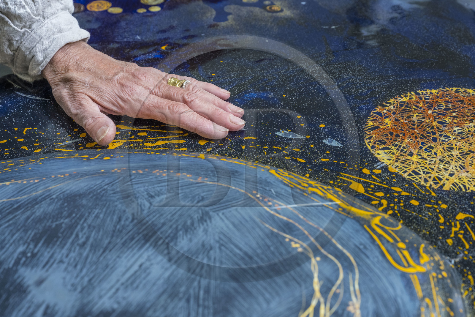 France, Hauts-de-Seine (92), Colombes, oeuvres de l'artiste et laqueur Isabelle Emmerique dans son atelier