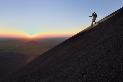 Nicaragua, région de Leon, Volcan Cerro Negro dans la cordillère des Maribios (ou Marrabios), homme courant dans les cendres de la pente du volcan