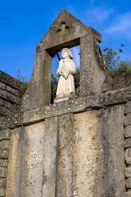 France, Côte-d'Or (21), les climats de Bourgogne classés Patrimoine Mondial de l'UNESCO, Route des Grands Crus, vignoble de la Côte de Beaune, Pernand-Vergelesses, édicule abritant une statue de saint Vincent, inséré dans un mur de clos entourant des parcelles de Grand Cru Corton Charlemagne, il marque physiquement la limite entre les deux communes de Pernand-Vergelesses et Aloxe-Corton
