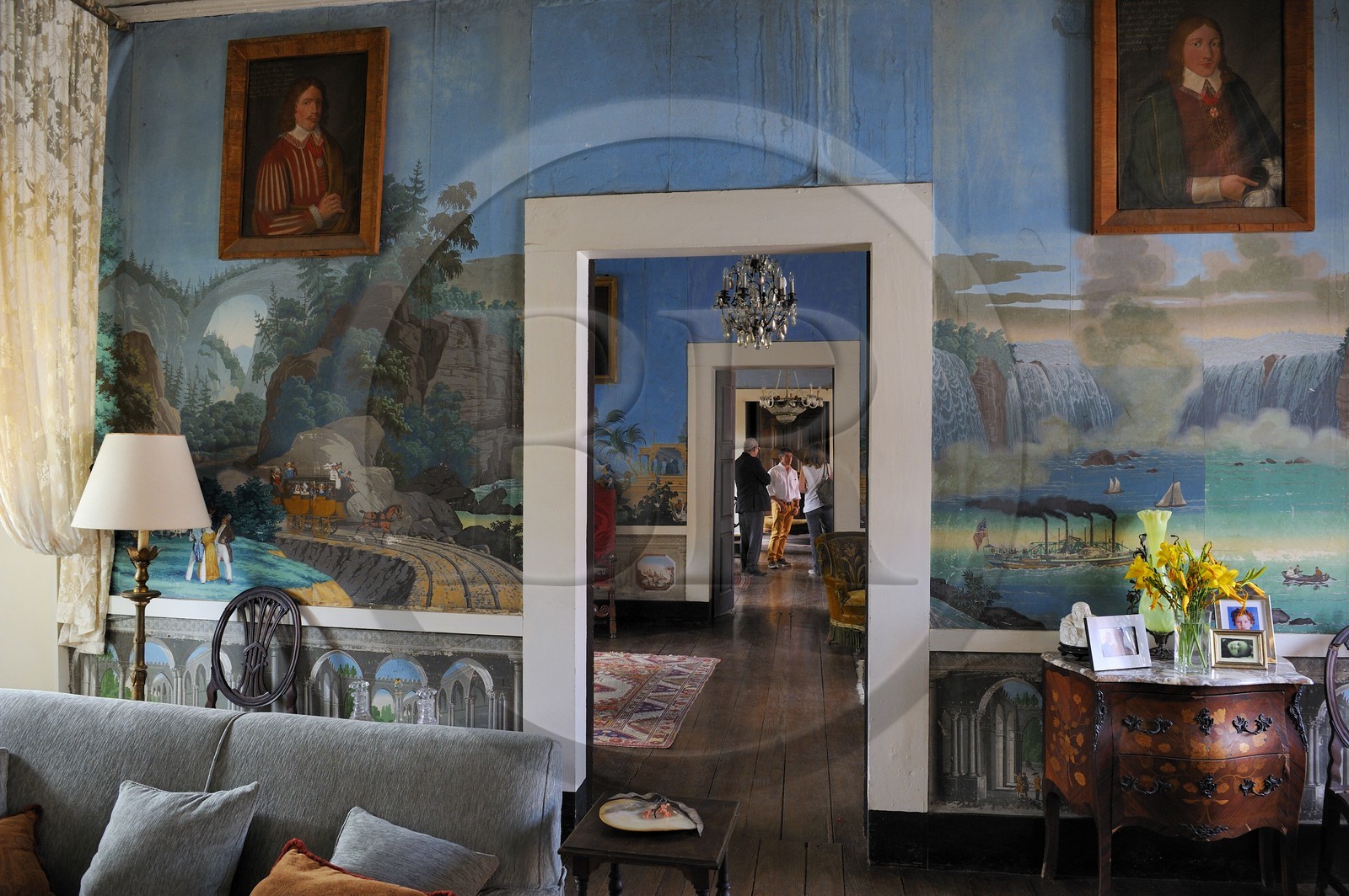 Portugal, région du Minho, Guimaraes, la Casa de Sezim, maison vinicole et d'hôtes, le salon décoré par le papier peint d'origine (vers 1850) de la manufacture Jean Zuber de Rixheim en Alsace