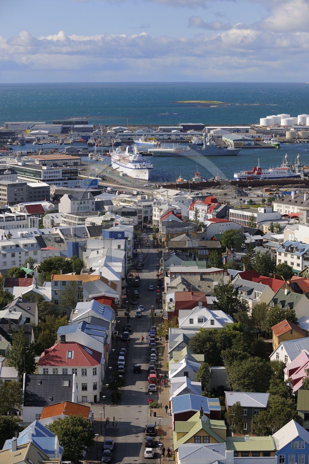 Islande, Reykjavik, la rue Skolavordustigur de la vieille ville menant au port