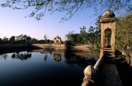 Inde, état du Rajasthan, région du Shekhawati, ville de Jhunjhunu, lac artificiel d'Ajit Sagar agrémenté de pavillons à kiosques
