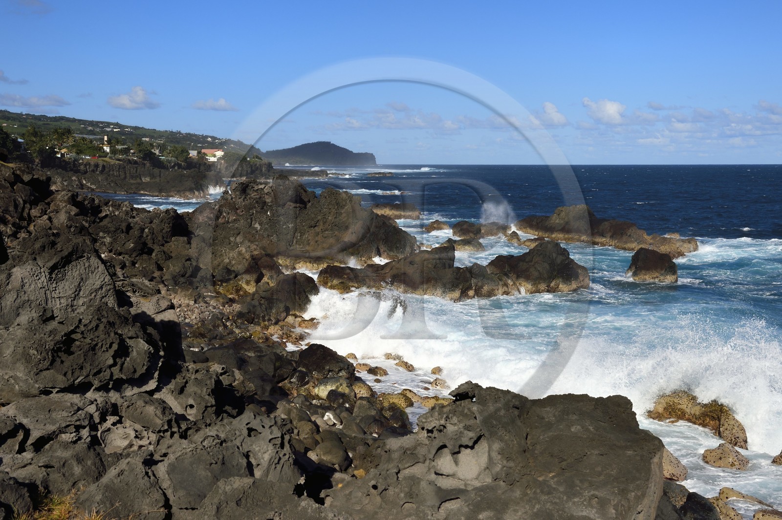 France, Ile de la Reunion, Saint-Pierre, Grands Bois, la côte de roches noires basaltiques d'origine volcanique tourmentées par l'océan
