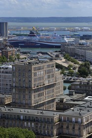 France, Seine-Maritime (76), Le Havre, Centre-ville reconstruit du Havre par Auguste Perret classé Patrimoine Mondial de l'UNESCO, immeubles Perret et le port en arrière plan