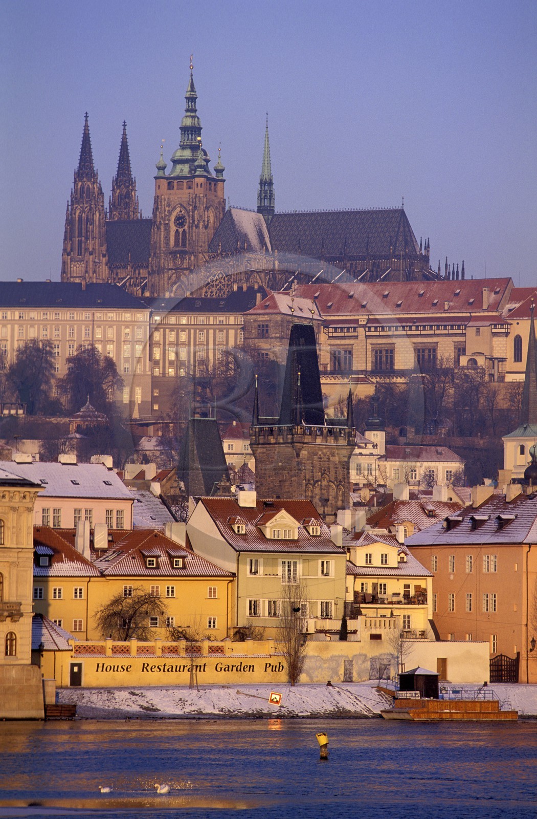 République Tchèque, Prague, la cathédrale Saint-Guy dans le château et la rive de la Vltava à Mala Strana