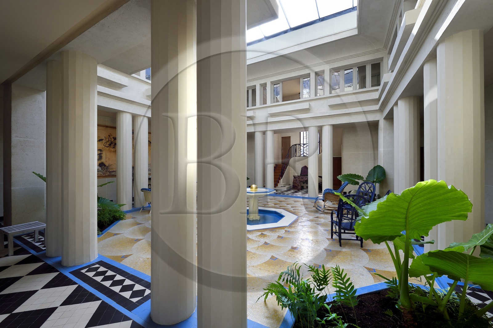 France, Pyrénées-Atlantiques (64), la côte du Pays-Basque, Ciboure, la Villa Art déco Leihorra dessiné par l'architecte Joseph Hiriart 1926, le patio intérieur