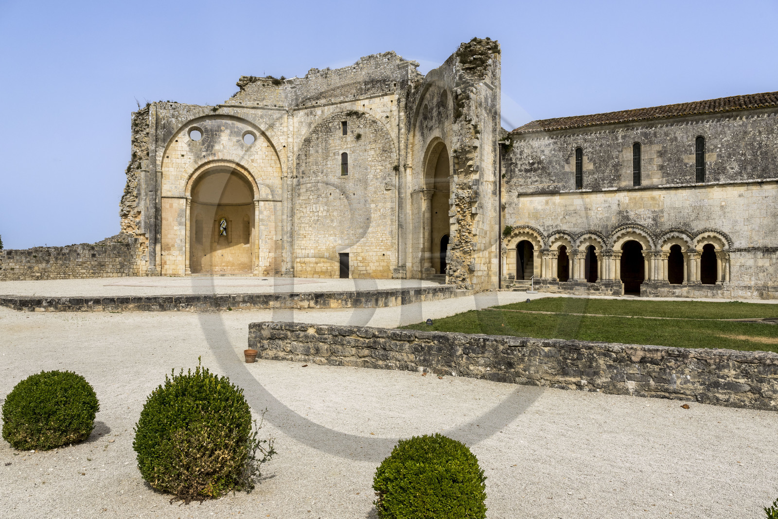 France, Charente-Maritime (17), l'ancien prieuré Saint-Jean-l'Evangéliste de Trizay appelé abbaye de Trizay abrite un centre d'art contemporain, ruines de l'église abbatiale et salle capitulaire qui bordait le cloitre