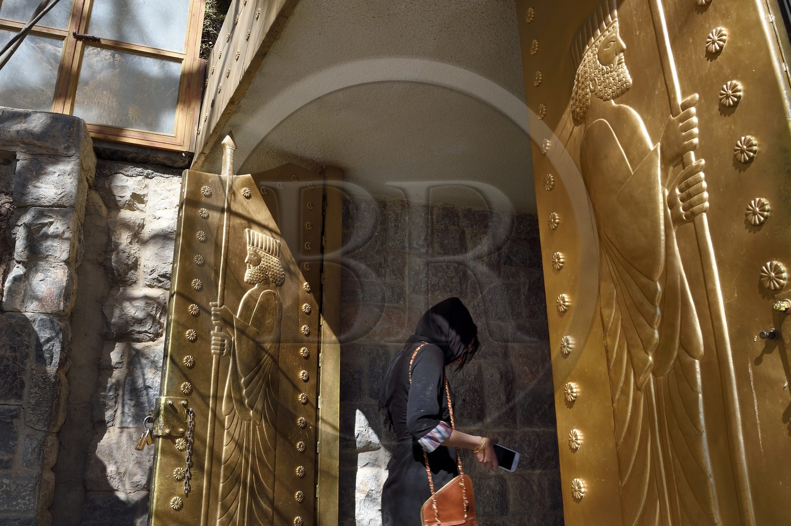 Iran, Province de Yazd, portes du temple du feu de Chak Chak qui est un haut lieu de pélérinage pour les Zoroastriens