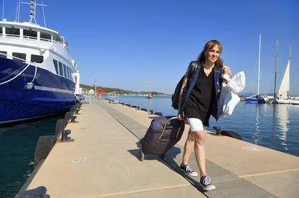 France, Var (83), Iles d'Hyères, parc national de Port Cros, Ile de Porquerolles, arrivée de la factrice de La Poste Christine Frissong au port au petit matin avec le courrier