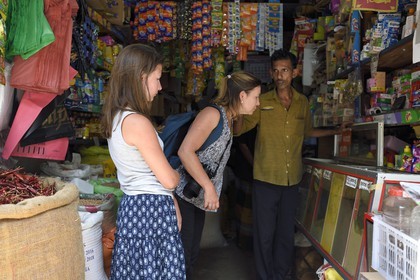 Sri Lanka, Province du Sud, Fort de Galle, classé Patrimoine Mondial de l'UNESCO, achat d'épices dans une boutique