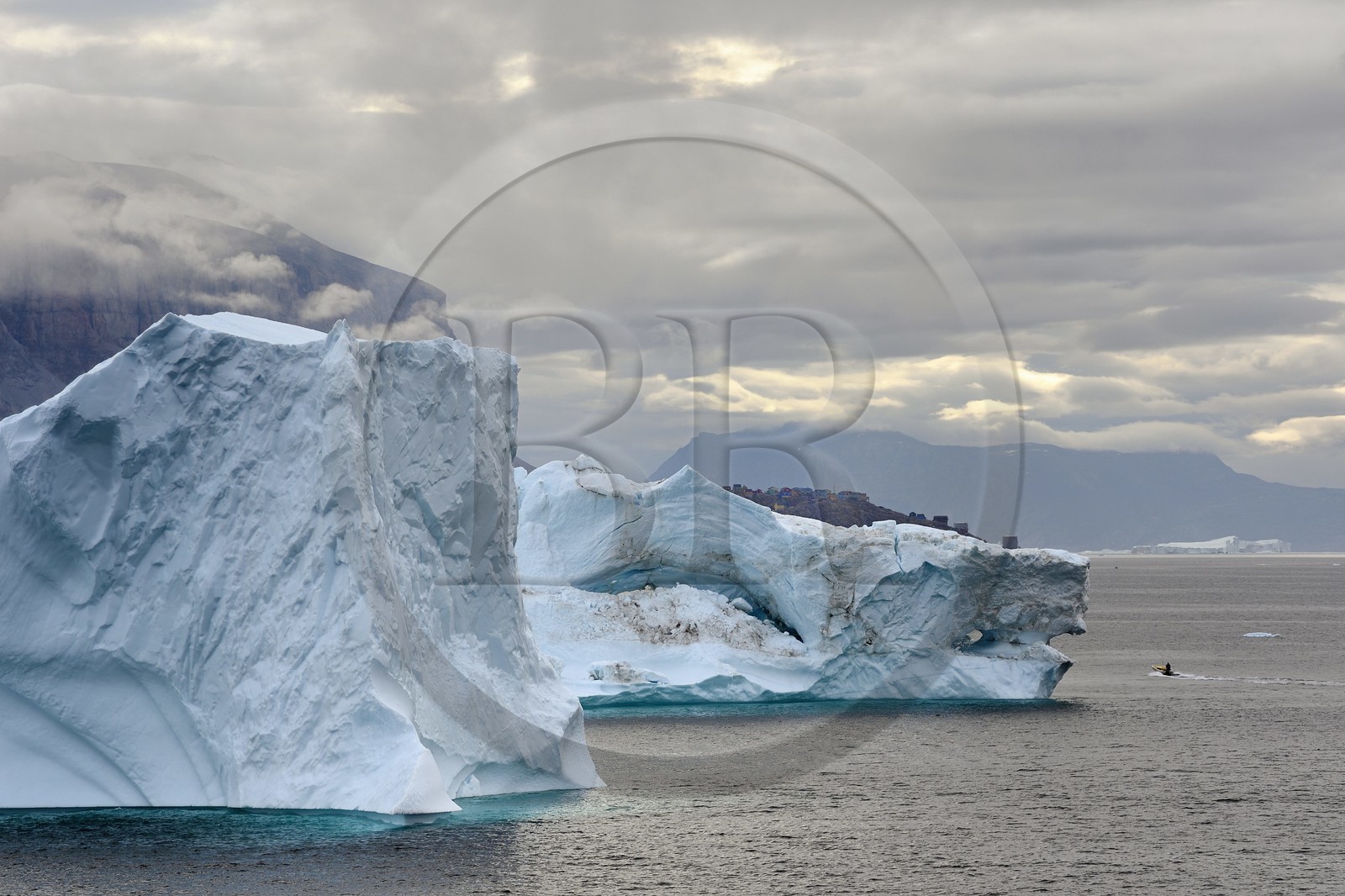 Groenland, cote ouest, Uummannaq, icebergs devant la ville