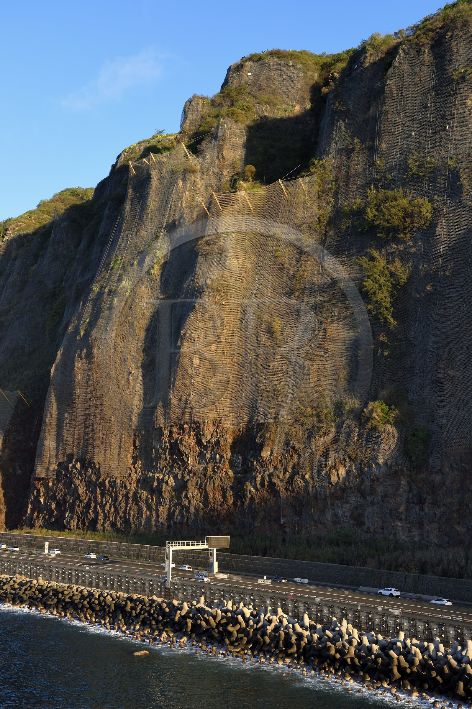 France, Ile de la Reunion, Saint-Denis, l'ancienne route nationale Route du Littoral entre la capitale Saint-Denis et le principal port de commerce à l’Ouest, toujours sous la menace de chutes de pierres
