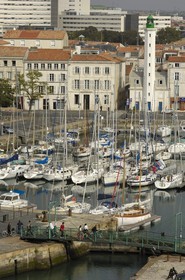 France, Charente-Maritime (17), La Rochelle, le Vieux Port, passerelle du bassin à flot
