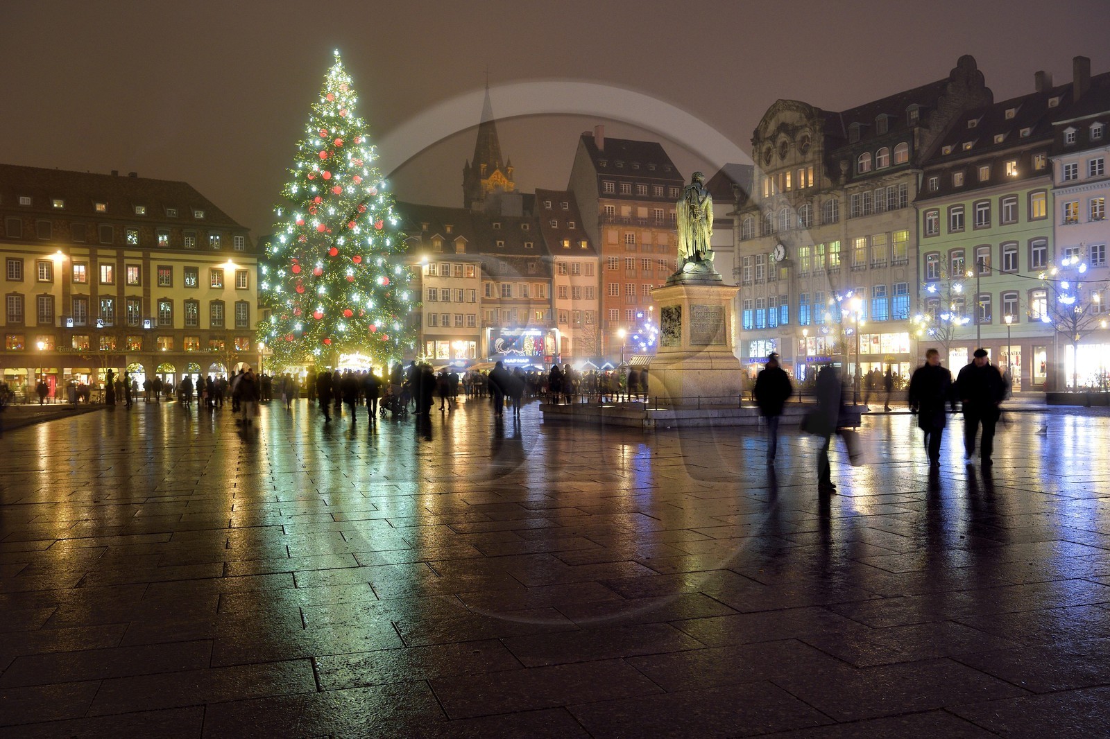France, Bas-Rhin (67), Strasbourg, vieille ville classée Patrimoine Mondial de l'UNESCO, le Grand Sapin de Noël de la place Kléber