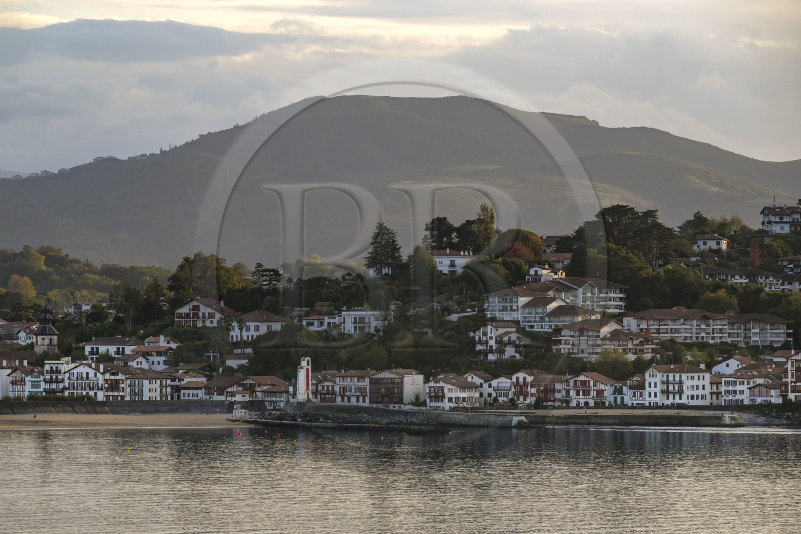 France, Pyrénées-Atlantiques (64), la côte du Pays-Basque, Ciboure dans la la baie de Saint-Jean-de-Luz