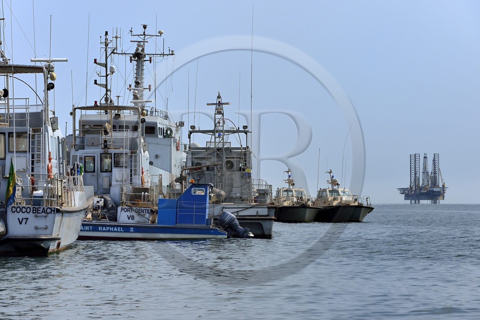 Gabon, province de Ogooué- Maritime, le port militaire de Port-Gentil et une plate-forme pétrolière dans la baie du Cap Lopez