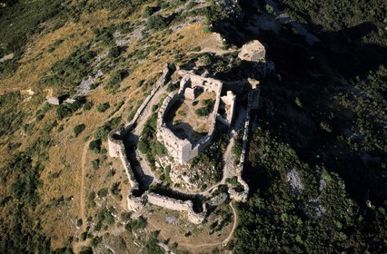 France, Aude (11), les ruines du château cathare d'Aguillar dominant les vignes de Tuchan dans les Corbières (vue aérienne)