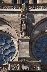 France, Bas-Rhin (67), Strasbourg, vieille ville classée au Patrimoine Mondial de l'UNESCO, la cathédrale Notre-Dame, facade sud, au dessus du Portail du transept sud appelé du Jour du jugement, statue de saint Arbogaste, l'un des patrons de l'Alsace, au dessus de l'astrologue qui se penche sur un cadran solaire (XVème siècle)