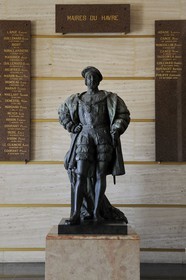 France, Seine-Maritime (76), Le Havre, Centre-ville reconstruit du Havre par Auguste Perret classé Patrimoine Mondial de l'UNESCO, statue de François Ier fondateur de la ville dans le hall d'entrée de l'Hotel de Ville