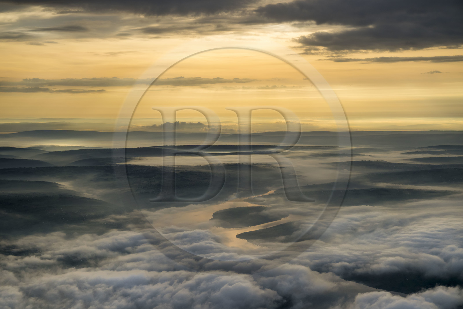 Rwanda, Province de l'Est, le Pays des mille collines dans les brumes du petit matin (vue aérienne)