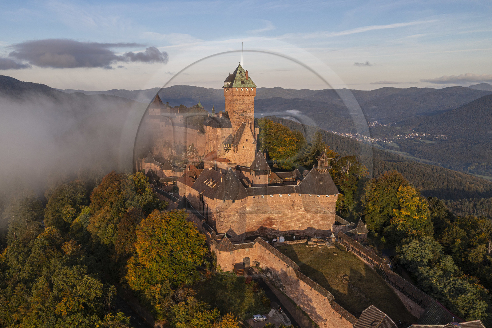 France, Bas-Rhin (67), Orschwiller, le chateau du Haut-Koenigsbourg positionné sur les contreforts vosgiens et surplombant la plaine d'Alsace à l'Est ainsi que les vallées de Villé et de la Bruche à l'ouest en arrière plan (vue aérienne)