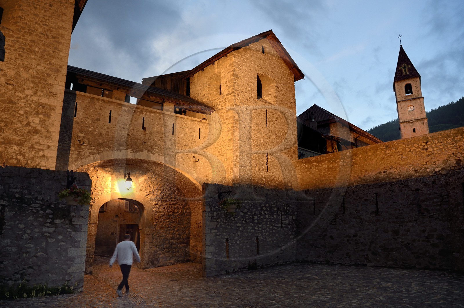France, Alpes-de-Haute-Provence (04), Parc National du Mercantour et la vallée du Haut-Verdon, Colmars-les-Alpes fortifiée par Vauban à la fin du XVIIe siècle, muraille de la Porte de France et église Saint-Martin