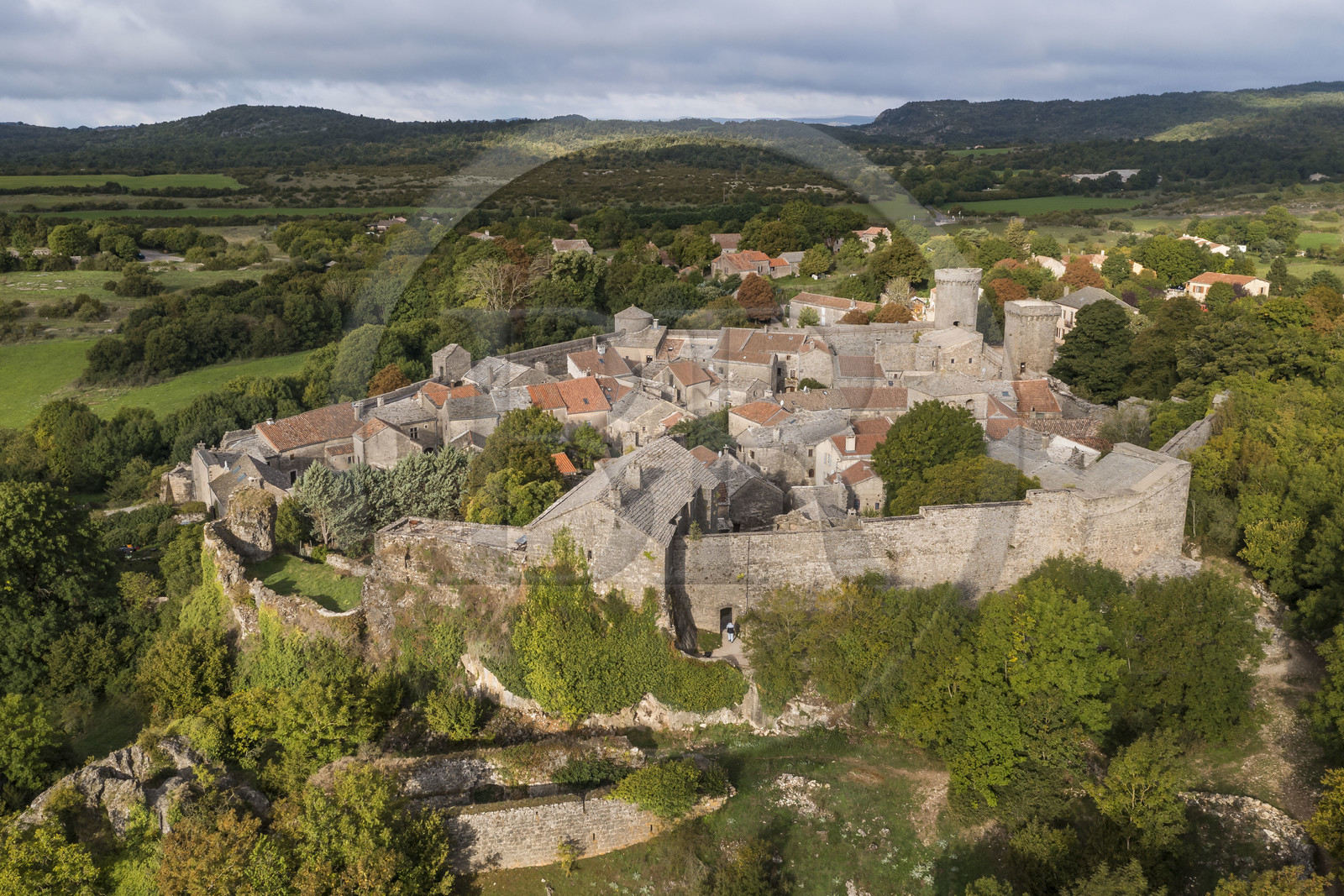 France, Aveyron (12), Causses et les Cévennes, paysage culturel de l'agro-pastoralisme méditerranéen, classés Patrimoine Mondial de l'UNESCO, La Couvertoirade, labellisé Les Plus Beaux Villages de France, village fortifié sur le plateau du Larzac (vue aérienne)