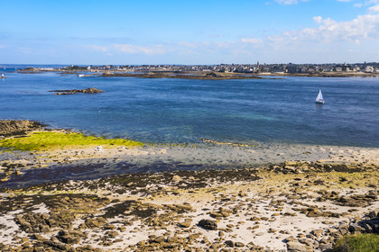 France, Finistère (29), Iles du Ponant, Ile de Batz, le chenal entre la Pointe de Penn-Batz et Roscoff en arrière plan (vue aérienne)