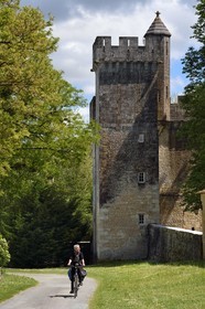 France, Charente-Maritime (17), Saintonge, Crazannes, chateau de Crazannes, le donjon, vestige du mur d'enceinte de l'ancienne forteresse médiévale du XIème siècle