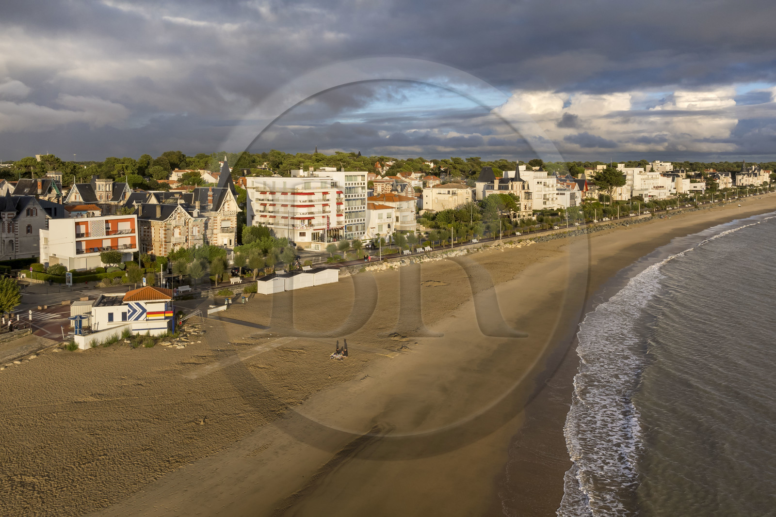 France, Charente-Maritime (17), Royan, front de mer et plage de la Grande-Conche avec le petit immeuble (en orange) La Perrinière des annnées 50 conçu par les architectes M. Barnier et J. Daugrois (vue aérienne)