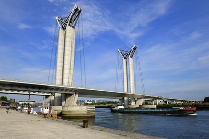 France, Seine-Maritime (76), Rouen, le pont levant Gustave Flaubert sur la Seine