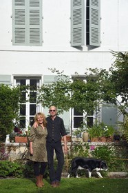 France, Charente-Maritime (17), Saintonge, Saint-Savinien, labellisé Villages de pierres et d'eau, chambres d’hotes et atelier boutique Au Quai des Fleurs