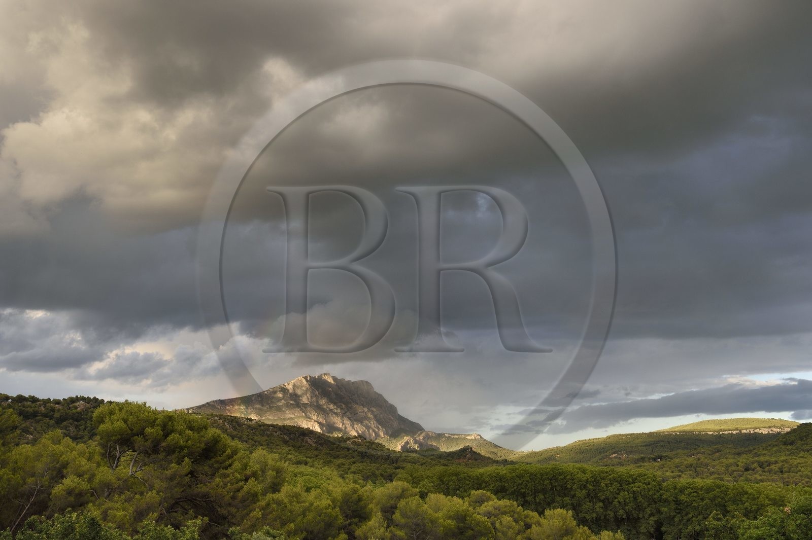 France, Bouches-du-Rhône (13), Pays d'Aix en Provence, vers le Tholonet, la Montagne Sainte Victoire, route Cézanne