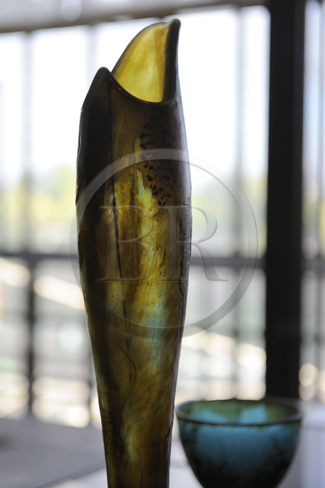 France, Paris (75), le musée d'Orsay, vase Le Baumier 1895 par Émile Gallé, gravé en creux dans la partie supérieure de la pièce: Emile Galle, 1895, de Montibus Umbrae, c'est l'instant solennel et c'est l'heure éternelle, ou la nature émue est grave et maternelle, Robert de Montesquiou