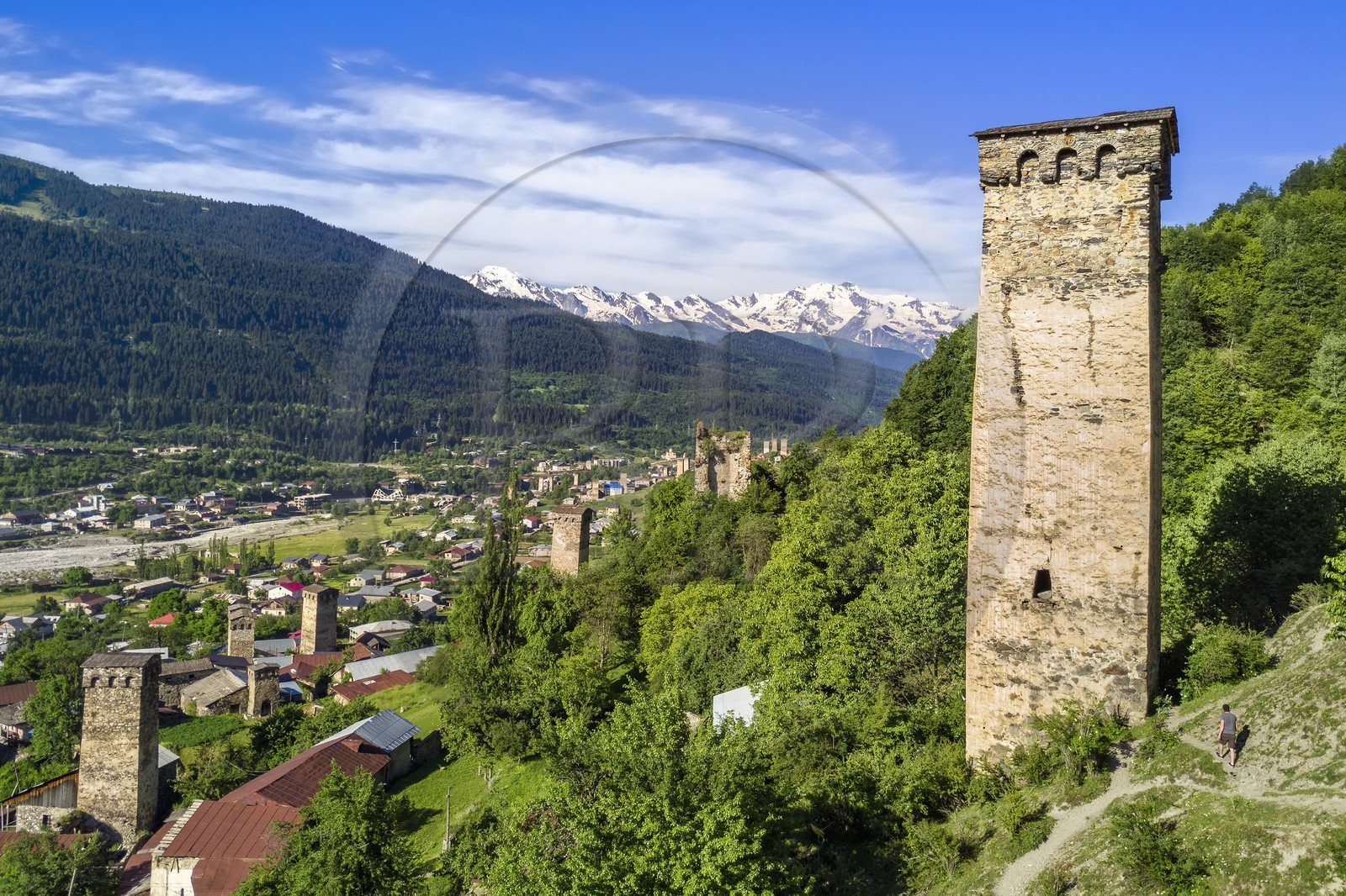 Géorgie, Haute Svanétie (Zemo Svaneti), Mestia, tours défensives Svanes dressées à coté des maisons (vue aérienne)