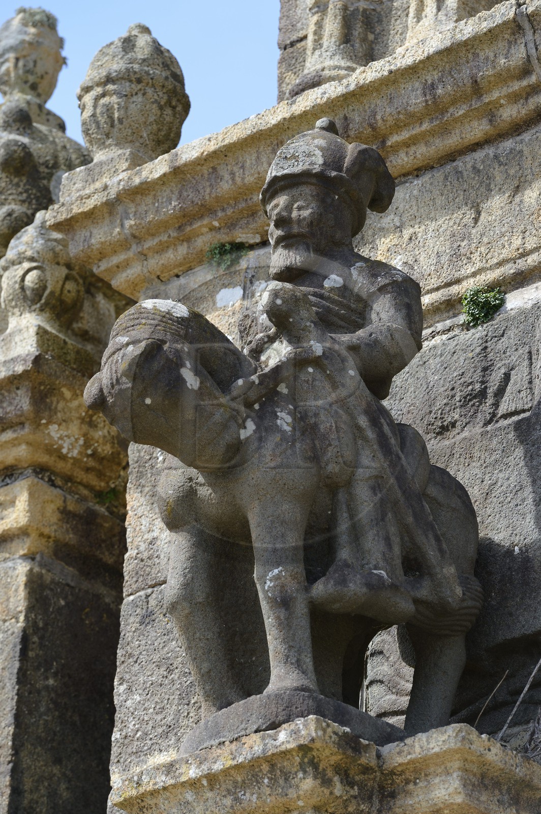 France, Finistère (29), Argol, église Saint-Pierre-et-Saint-Paul, statue équestre du roi Gradlon sur une petite avancée de l'arc de triomphe