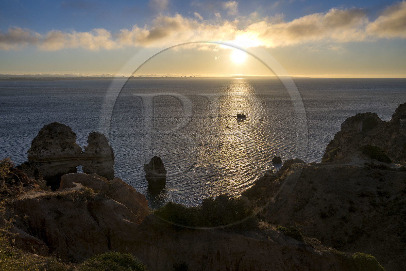 Portugal, Algarve, Lagos, les falaises escarpées au dessus de Praia Dona Ana