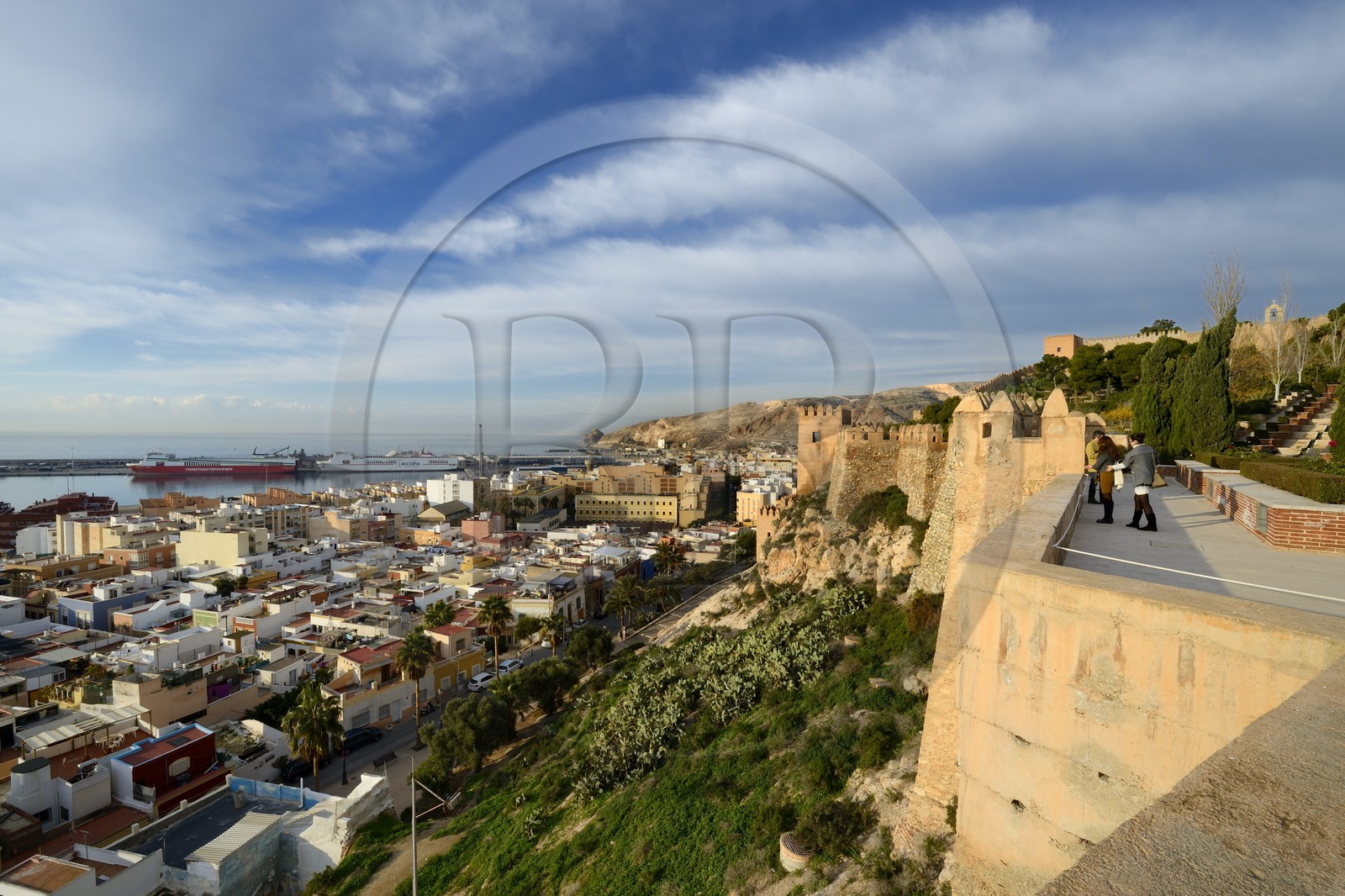 Espagne, Andalousie, Almeria, la forteresse la Alcazaba surplombant la vieille ville de la Medina et le port