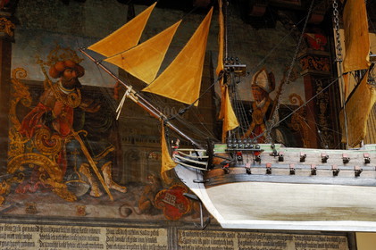 Allemagne, Breme (Bremen), maquette de bateau et plafond la salle d'Honneur de l'Hotel de Ville (Rathaus)
