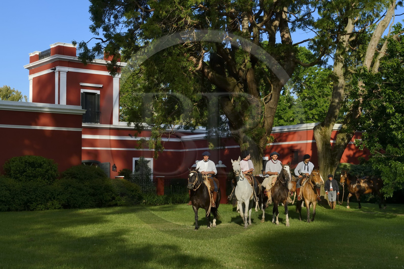 Argentine, province de Buenos Aires, San Antonio de Areco, groupe de gauchos à cheval devant l'estancia La Bamba de Areco
