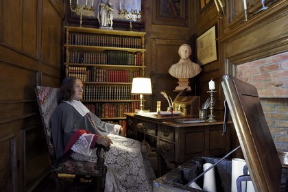 France, Dordogne (24), Périgord Noir, vallée de la Dordogne, Sainte-Mondane, le chateau de Fénelon, mannequin en cire représentant Fénelon assis à son bureau