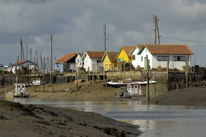France, Charente-Maritime (17), Ile d'Oléron, le chenal d'Ors, port ostréicole