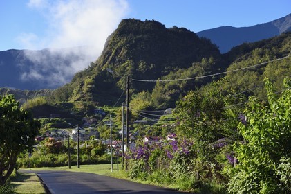 France, Ile de la Reunion, Cirque de Salazie, classé Patrimoine Mondial de l'UNESCO, le village de Mare à Vieille Place dominé par le Piton Gabou