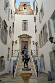France, Pyrénées-Atlantiques (64), Pays-Basque, Saint-Jean-de-Luz, l'hotel de ville qui fut résidence temporaire de Louis XIV en 1660, statue équestre de Louis XIV