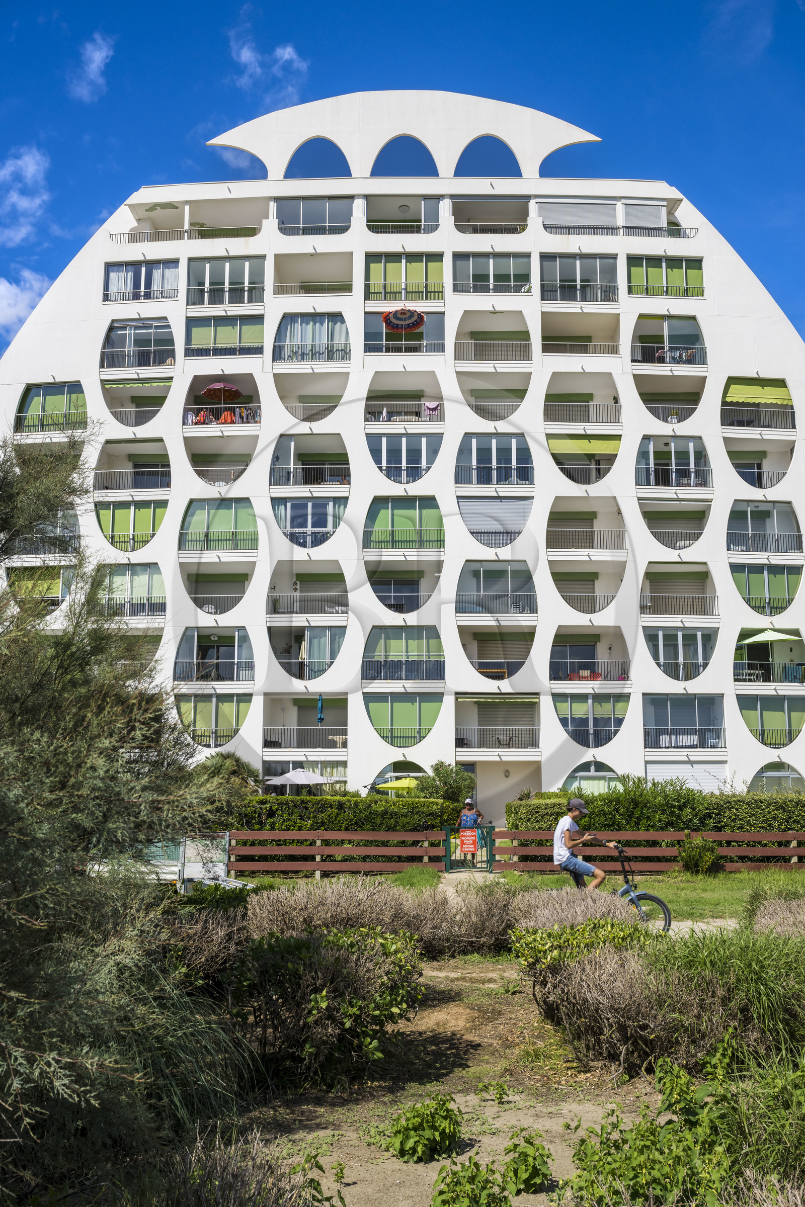 France, Hérault (34), La Grande-Motte, labellisé patrimoine du XXème siècle, quartier du Couchant à l'ouest du port, l'immeuble Le Poseidon des architectes Gilles et Jean Balladur, appartenant au style architectural féminin appelé bonnet d’évêques