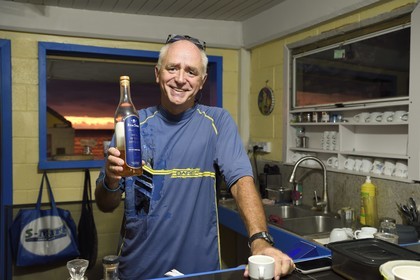 Caraïbes, Ile de la Dominique, baie de Soufrière, village de Soufrière, Simon Walsh de Natural Island Divers présente un rhum vieilli sous la mer