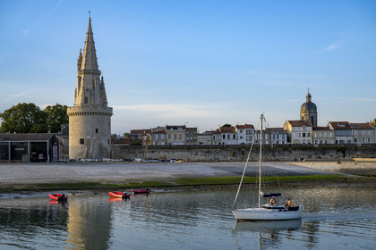 France, Charente-Maritime (17), La Rochelle, à l'entrée Vieux Port, la tour de la Lanterne