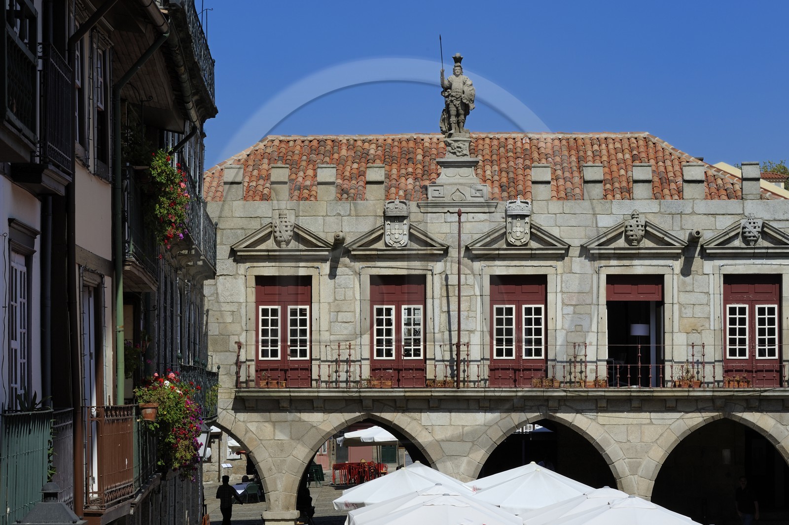 Portugal, région du Minho, Guimaraes, ville classée Patrimoine Mondial de l' UNESCO, ancien Hotel de Ville sur la place Largo da Oliveira